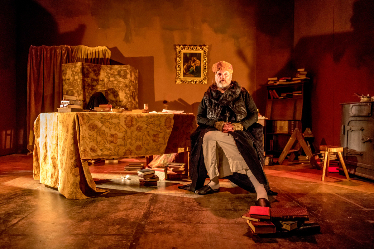 Adrian Monahan as John Aubrey. Photo: Andy Hughes