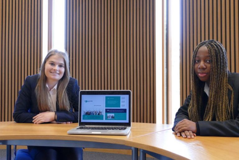 Katie Richards and Ozi Nwagwu get ready to register for the course