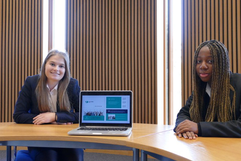 Katie Richards and Ozi Nwagwu get ready to register for the course