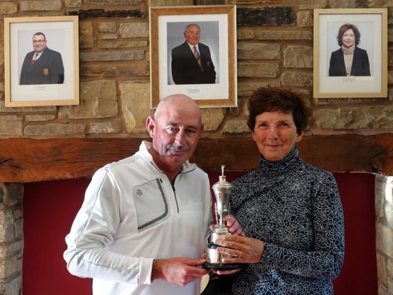 Winners - Mark Hogan and Suzanne Huxley. Photo: Mike Purnell