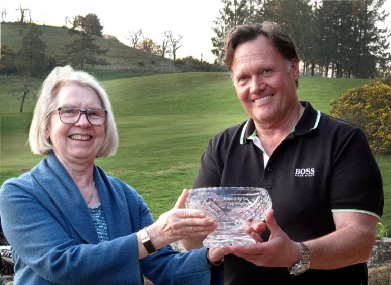 Trish Bennett presenting the ‘Chris Bennett Memorial Bowl’ to Mens Captain Dave Lewis. Photo: Mike Purnell