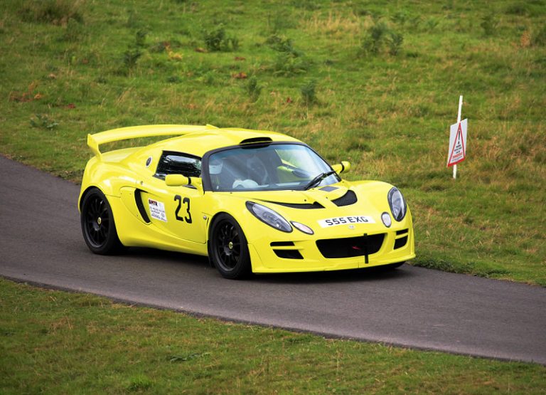 The striking S2 Lotus Exige entered by Zoe Shearman