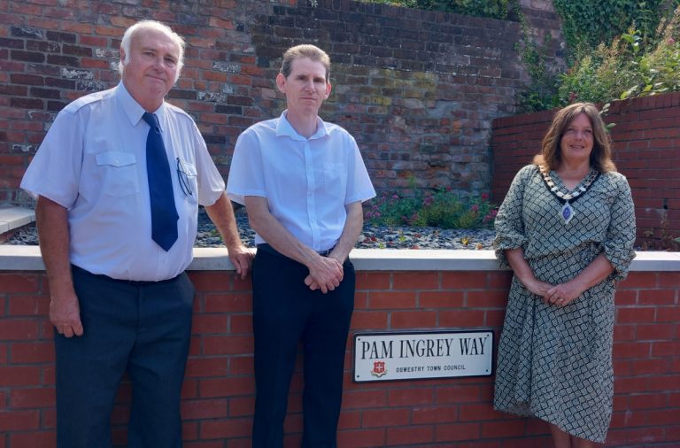 Pictured are Kim Tunnadine from Oswestry Mobility, Gary Llewellyn, Pam's son and Oswestry Town Mayor, Cllr Olly Rose. Photo: Oswestry Town Council