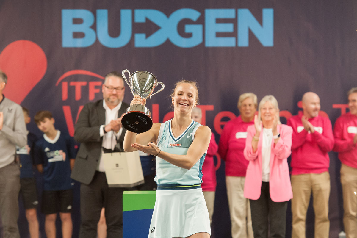 Champion Viktorija Golubic lifts the Budgen W100 Shrewsbury trophy. Photo: Richard Dawson Photography