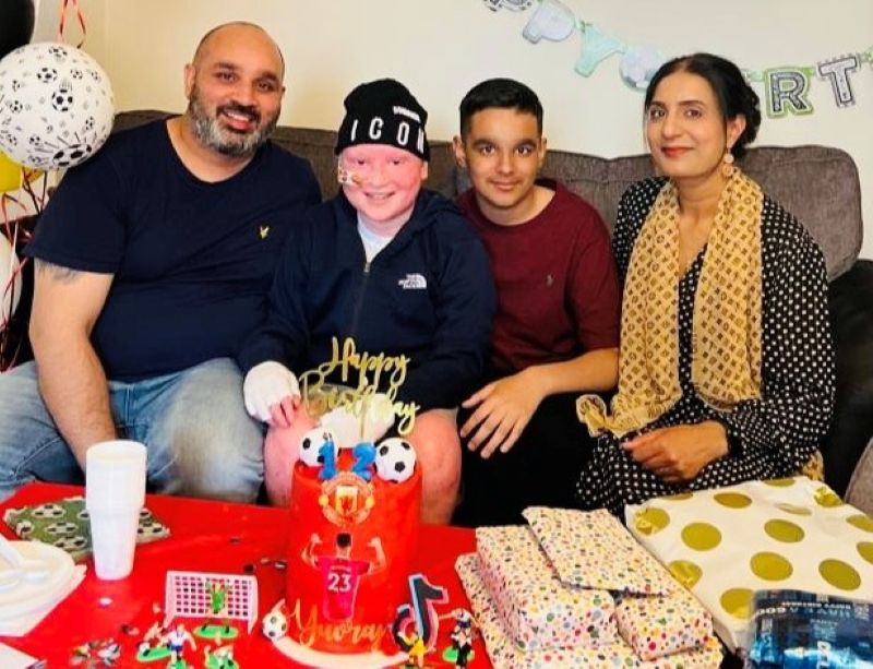 Yuvraj celebrating his Birthday with family during treatment
