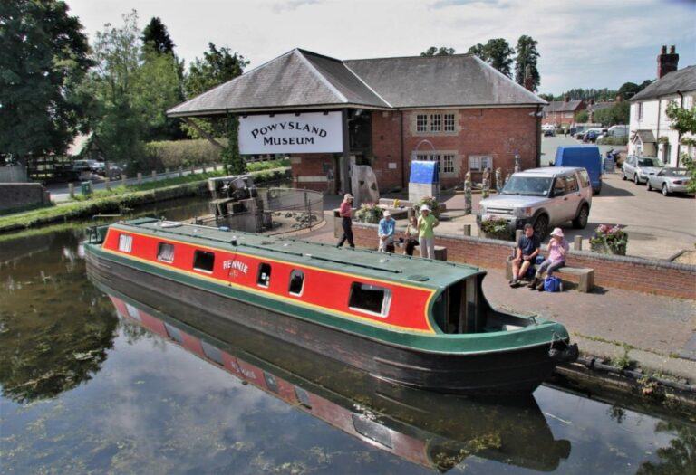 The Montgomery Canal at Welshpool - Photo The Montgomery Waterway Restoration Trust